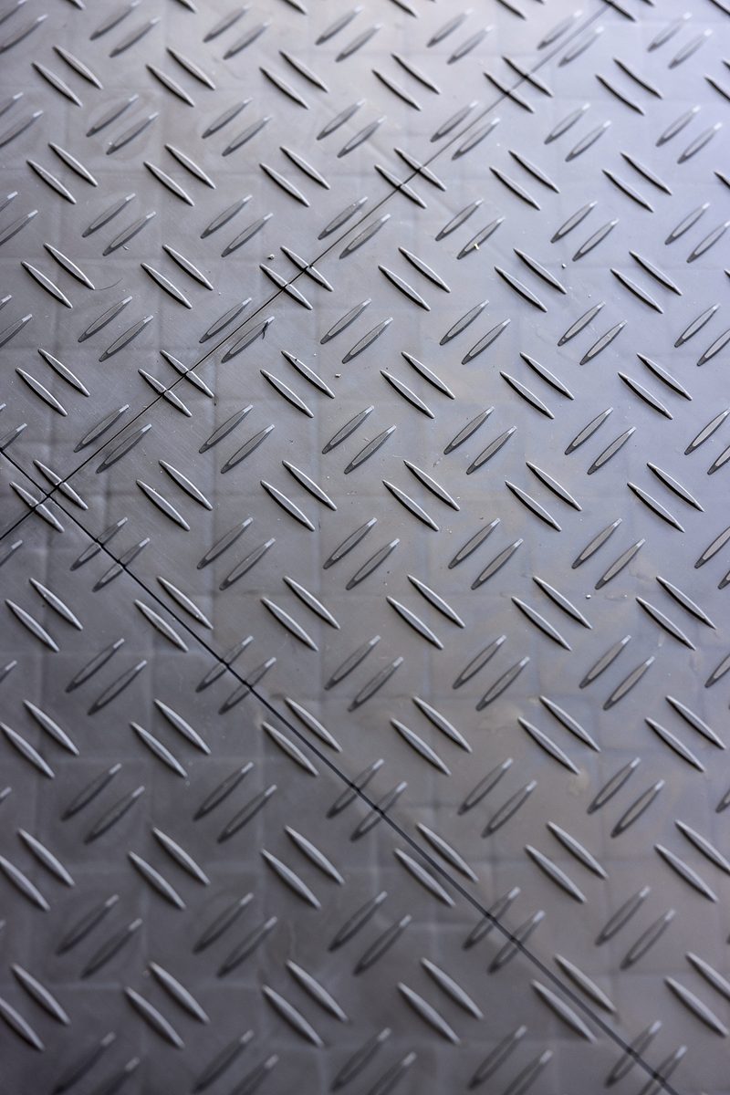 Close view of the ULTRATUFF Space Grey solid diamond-tread surface